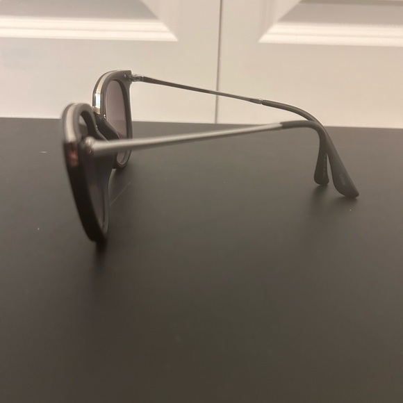 Tahari Women’s sunglasses - Picture 2 of 3